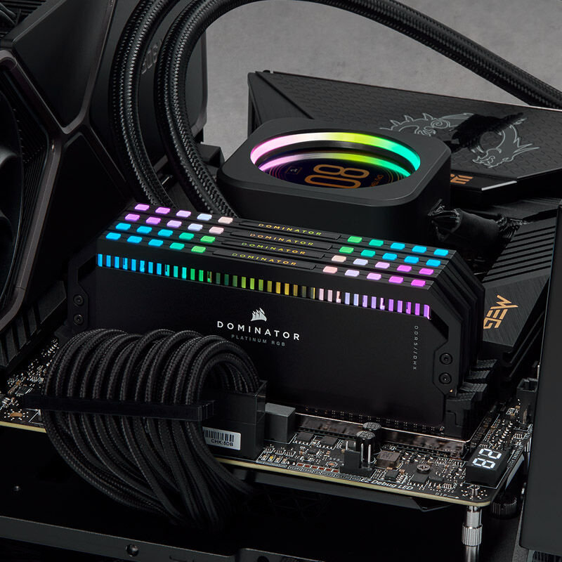 Nærbilde av RGB-belysning på Corsair Dominator Platinum RGB DDR5-6400 CL32 RAM 64 GB