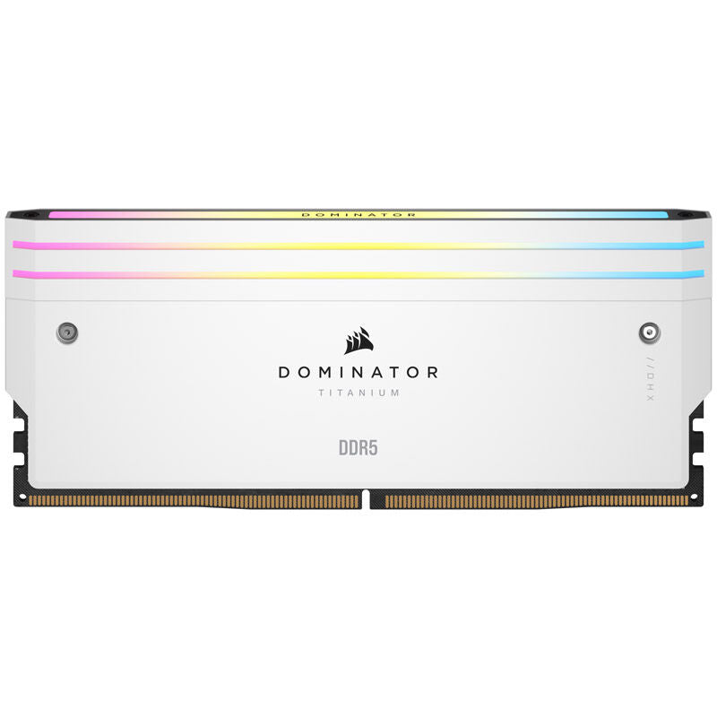 Detalj av aluminium-heatspreader på Corsair Dominator Titanium DDR5-6000 CL30 RAM