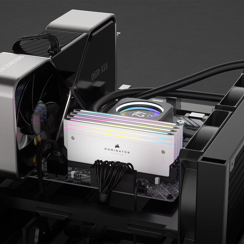 Nærbilde av RGB LED-belysning på Corsair Dominator Titanium DDR5-6000 CL30 RAM