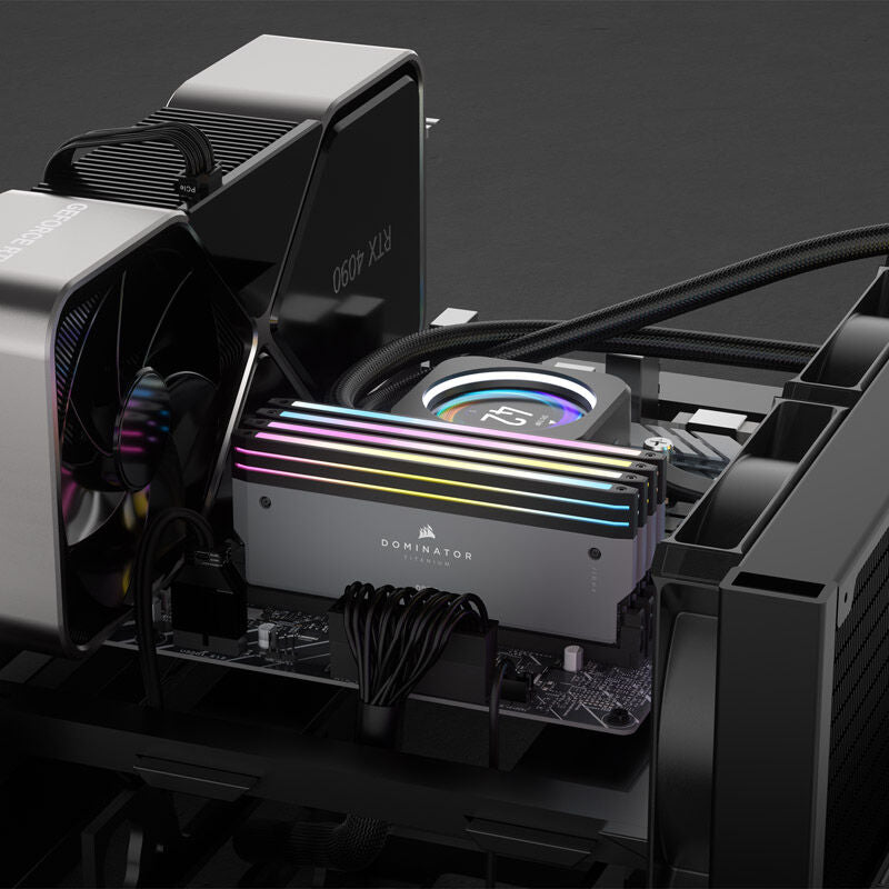 Nærbilde av aluminium-heatspreader på Corsair Dominator Titanium DDR5-6000 CL30 RGB RAM 64 GB grå