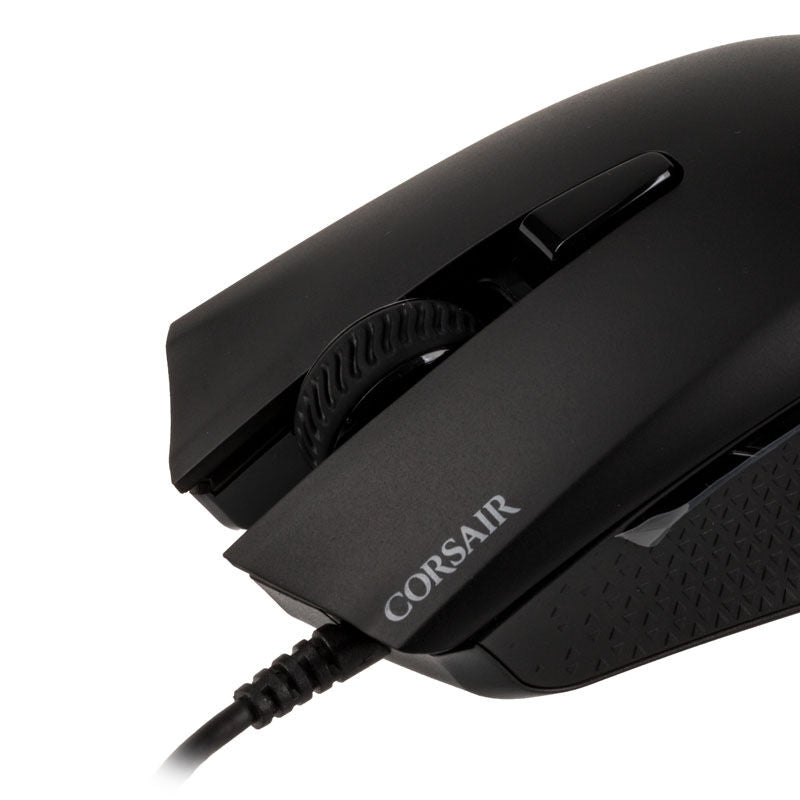 Corsair Harpoon RGB Pro kablet gamingmus montert på skrivebord