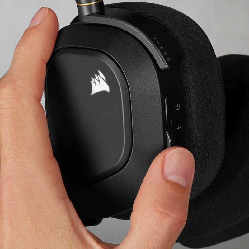 Corsair HS80 RGB trådløst gamingheadset montert på bord