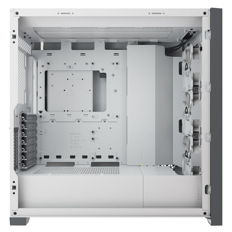 Nærbilde av temperert glasspanel på Corsair iCUE 5000X RGB