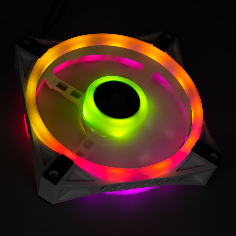 Corsair iCUE QL120 RGB PWM vifte 120 mm hvit montert i PC
