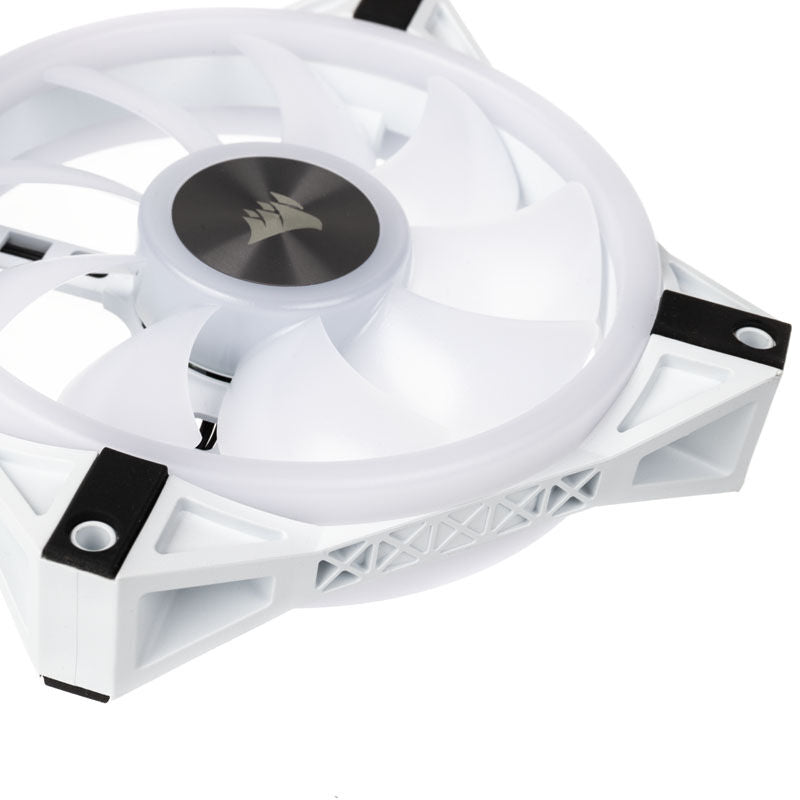 Nærbilde av RGB LED på Corsair iCUE QL120 RGB PWM vifte 120 mm hvit