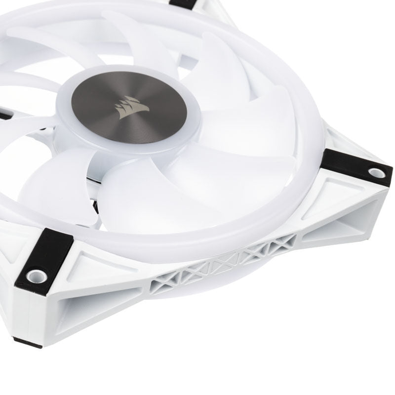 Corsair iCUE QL140 RGB PWM vifte 140 mm hvit montert i PC