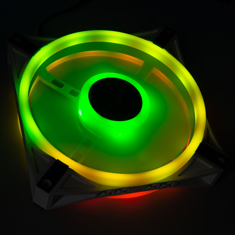 Nærbilde av bladene på Corsair iCUE QL140 RGB PWM vifte 140 mm hvit