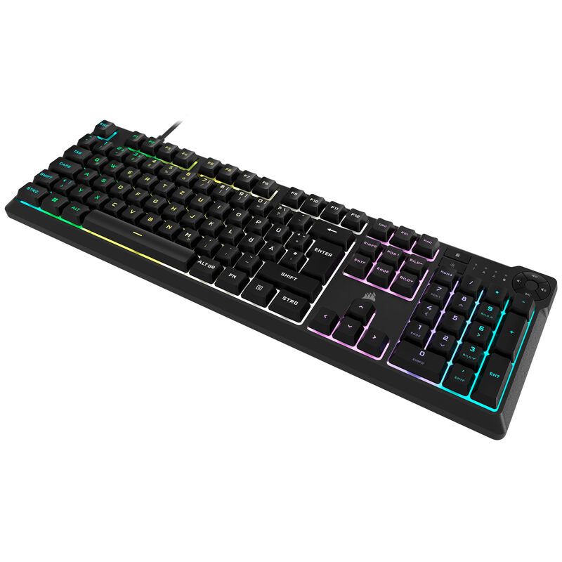 Corsair K55 Core RGB gamingtastatur montert på skrivebord
