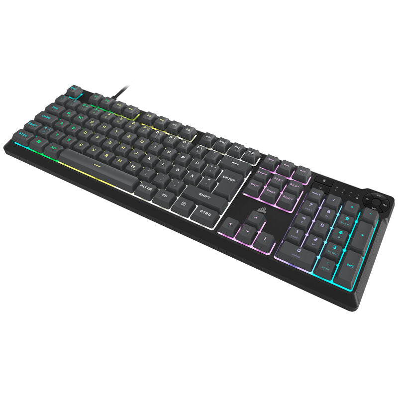 Montert Corsair K55 Core RGB gamingtastatur på skrivebord