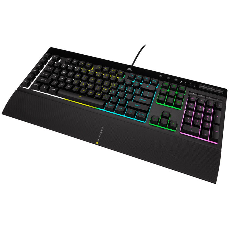 Detalj av RGB-belysning på Corsair K55 RGB PRO gamingtastatur