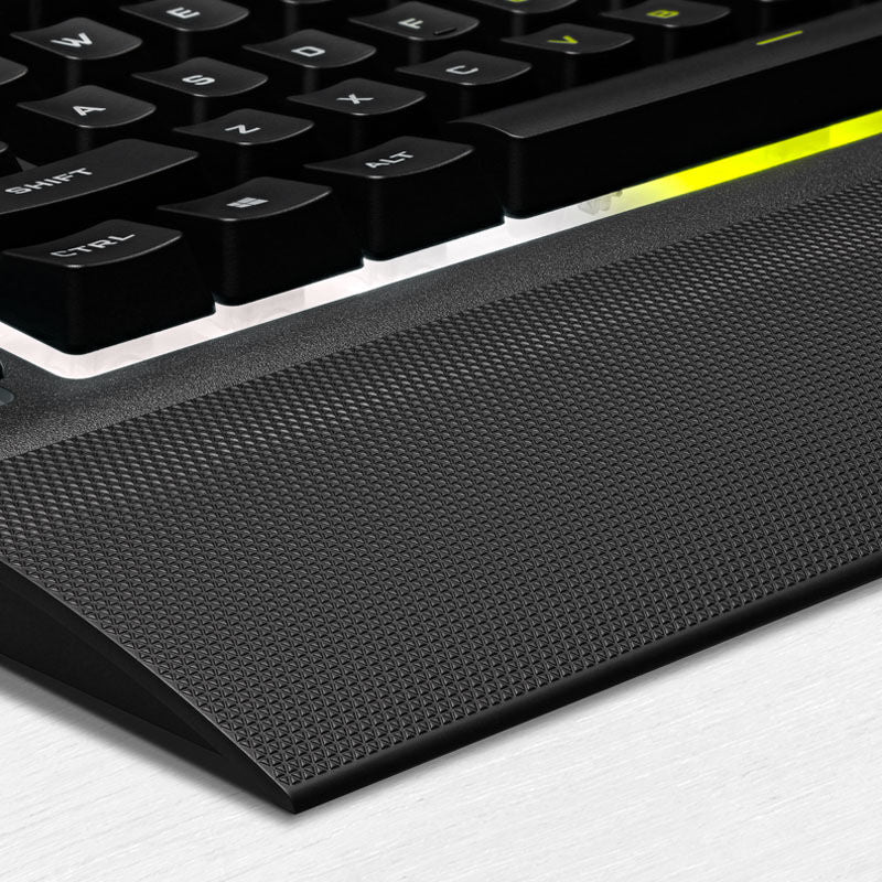 Corsair K55 RGB PRO gamingtastatur montert på skrivebord