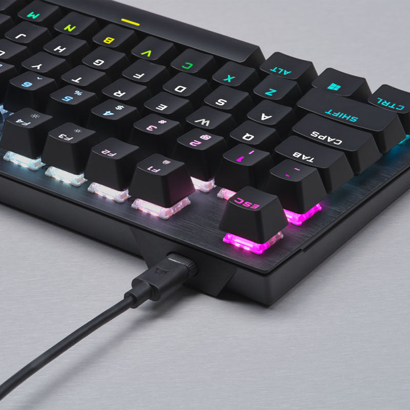 Montert Corsair K60 PRO TKL gamingtastatur RGB Corsair OPX svart på skrivebord