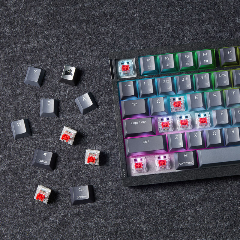 Detalj av hot-swap switch-funksjon på Corsair K65 Plus Wireless 75% gamingtastatur RGB MLX Red svart