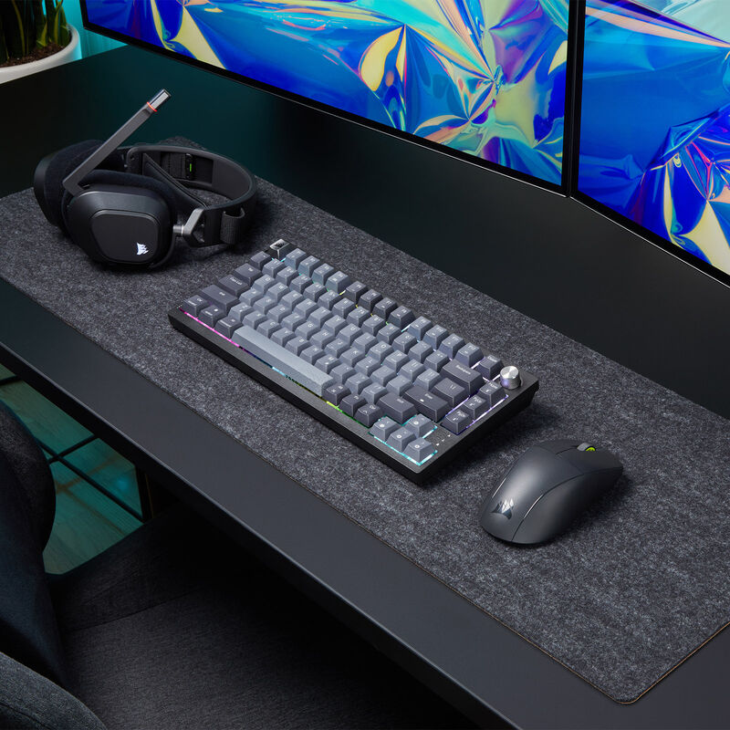 Corsair K65 Plus Wireless 75% gamingtastatur RGB MLX Red svart med tastatur i bruk