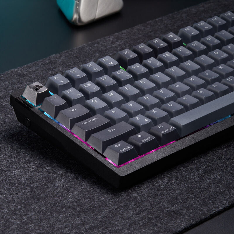 Montert Corsair K65 Plus Wireless 75% gamingtastatur RGB MLX Red svart på skrivebord