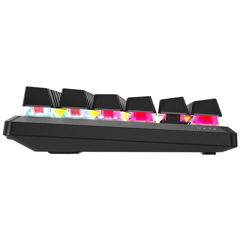 Montert Corsair K70 Core TKL gamingtastatur RGB MLX Red V2 kablet på skrivebord