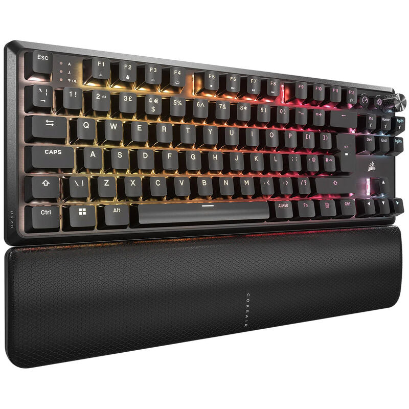 Corsair K70 CORE TKL trådløs gamingtastatur montert på skrivebord