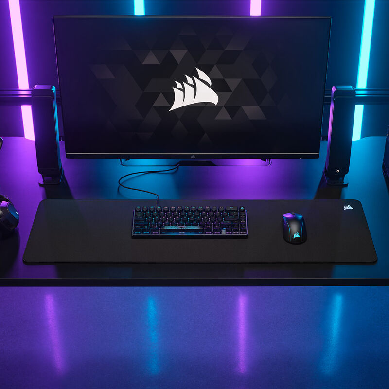 Corsair MM500 v2 Extended musematte svart montert med tastatur og mus