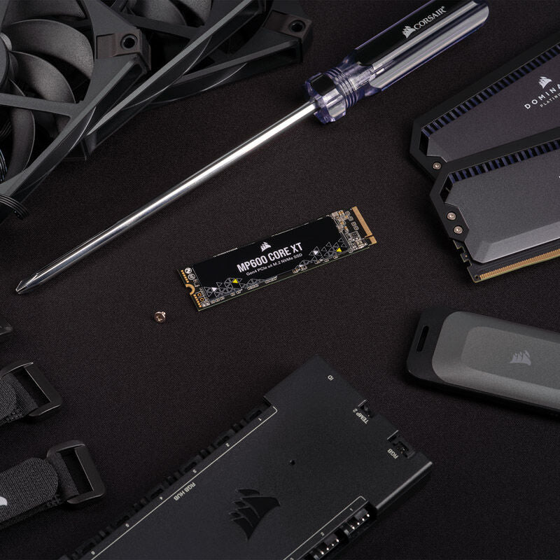 Corsair MP600 Core XT NVMe SSD 4 TB sett fra siden