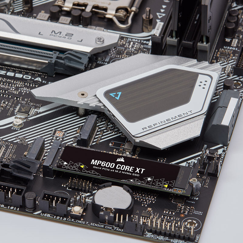 Corsair MP600 Core XT NVMe SSD 4 TB detalj av etikett