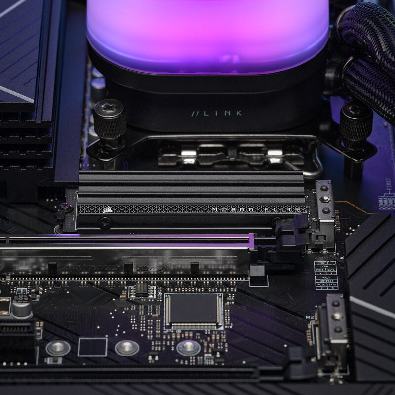 Nærbilde av kjøleribbe på Corsair MP600 Elite NVMe SSD 2 TB PCIe 4.0 M.2 med kjøleribbe