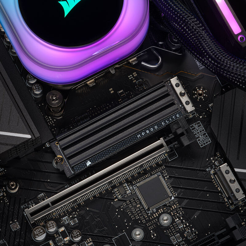 Corsair MP600 Elite NVMe SSD 2 TB PCIe 4.0 M.2 med kjøleribbe med fokus på kontakter