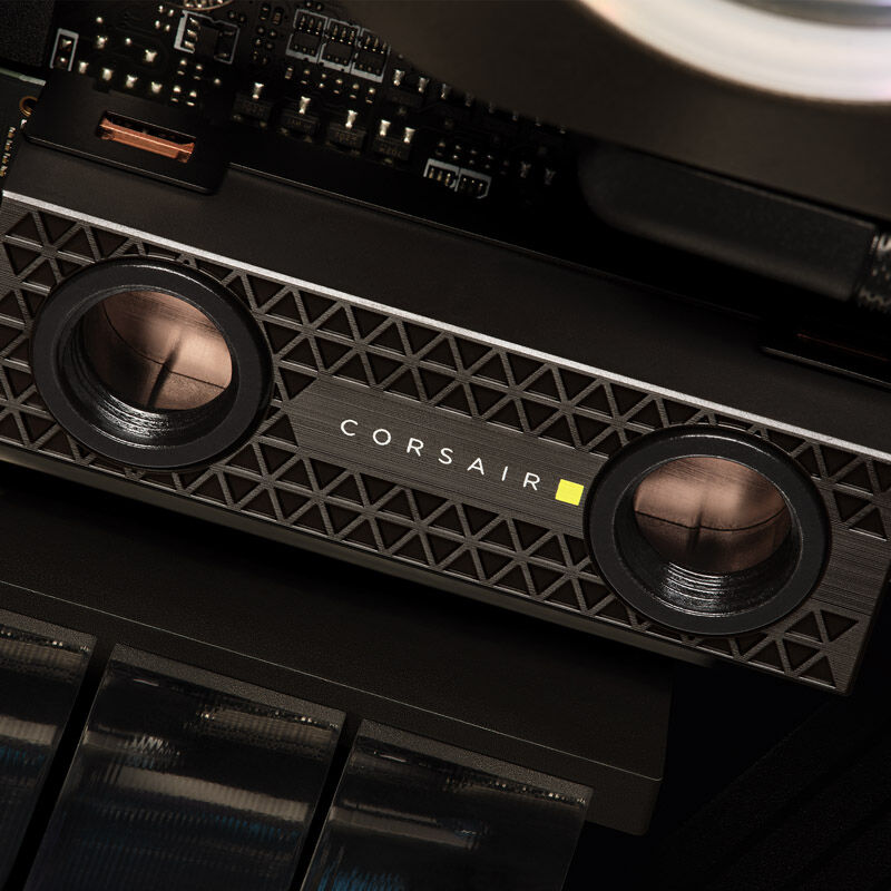 Nærbilde av Corsair MP700 Pro Hydro X NVMe SSD 2 TB kontakt