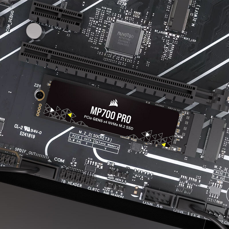 Detalj av etikett på Corsair MP700 Pro NVMe SSD