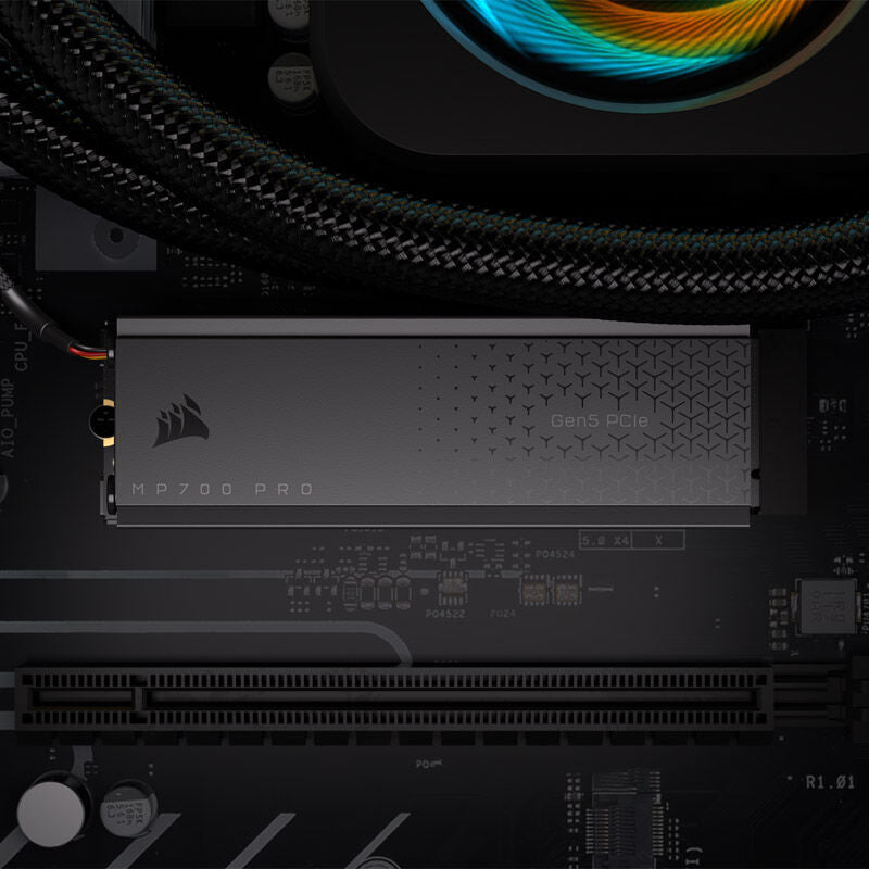Nærbilde av Corsair MP700 Pro NVMe SSD M.2-kontakt