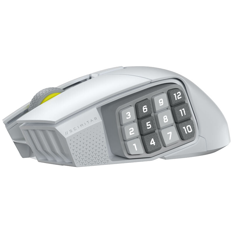Montert Corsair Scimitar Elite Wireless SE gamingmus på skrivebord hvit
