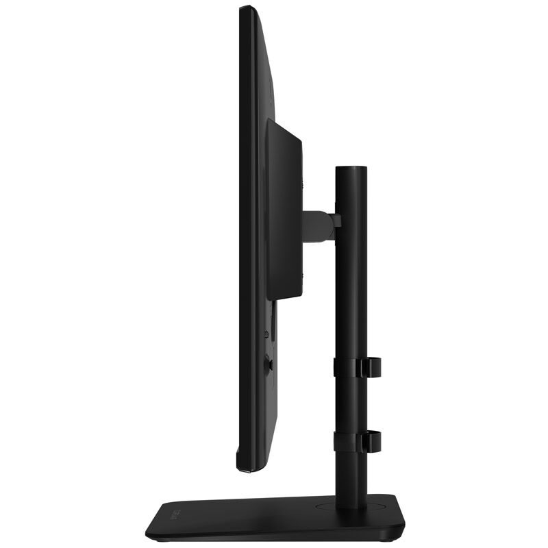 Corsair XENEON 32UHD144-A 32" gamingskjerm montert på skrivebord