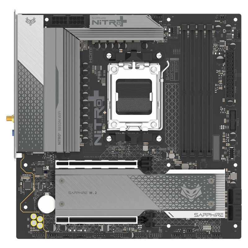 Detalj av PCIe-porter på Sapphire Nitro+ B850M WiFi