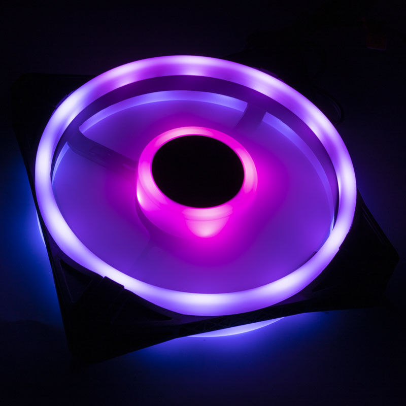 Detalj av RGB-belysning på Corsair iCUE QL140 RGB PWM vifte 2-pack