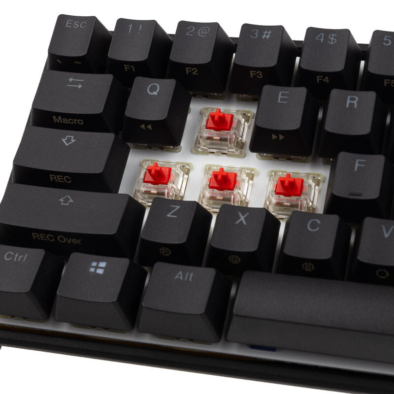 Montert Ducky Mecha Pro SF gamingtastatur på skrivebord med RGB-belysning