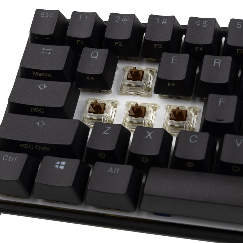 Nærbilde av Cherry MX Brown bryter på Ducky Mecha Pro SF 65 % gamingtastatur