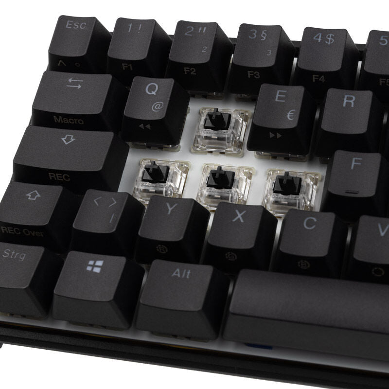 Ducky Mecha Pro SF gamingtastatur montert på skrivebord