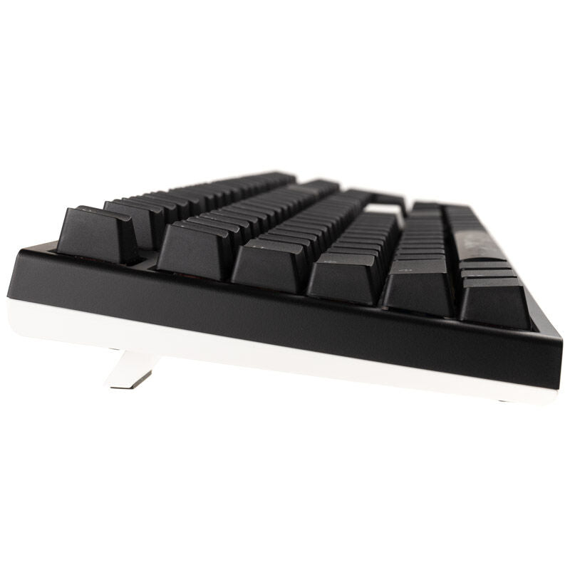 Nærbilde av Cherry MX Black brytere i Ducky One 2 Backlit PBT gamingtastatur