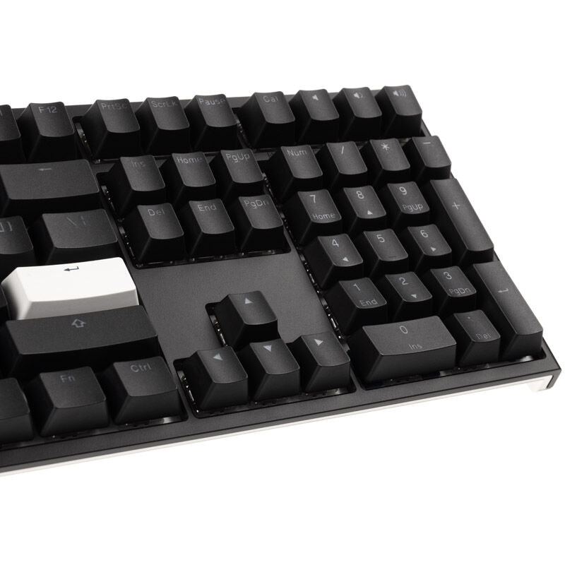 USB Type-C kabel tilkobling på Ducky One 2 Backlit PBT gamingtastatur RGB MX-Black svart