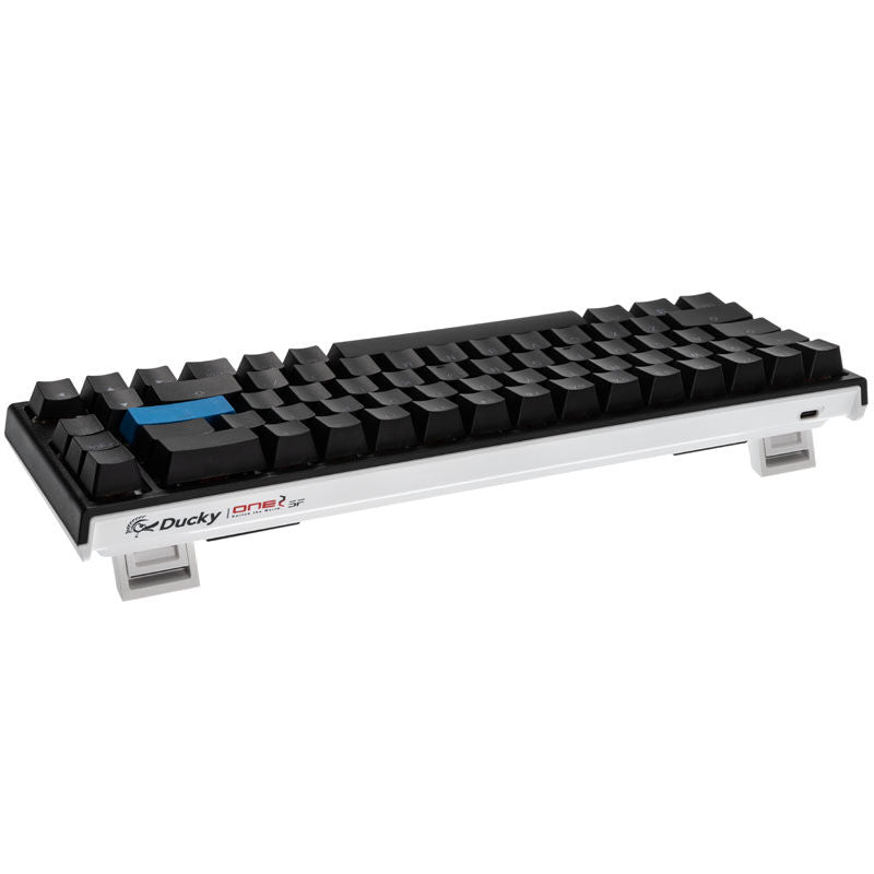 Nærbilde av Ducky One 2 SF gamingtastatur MX-Blue RGB 65 % svart taster