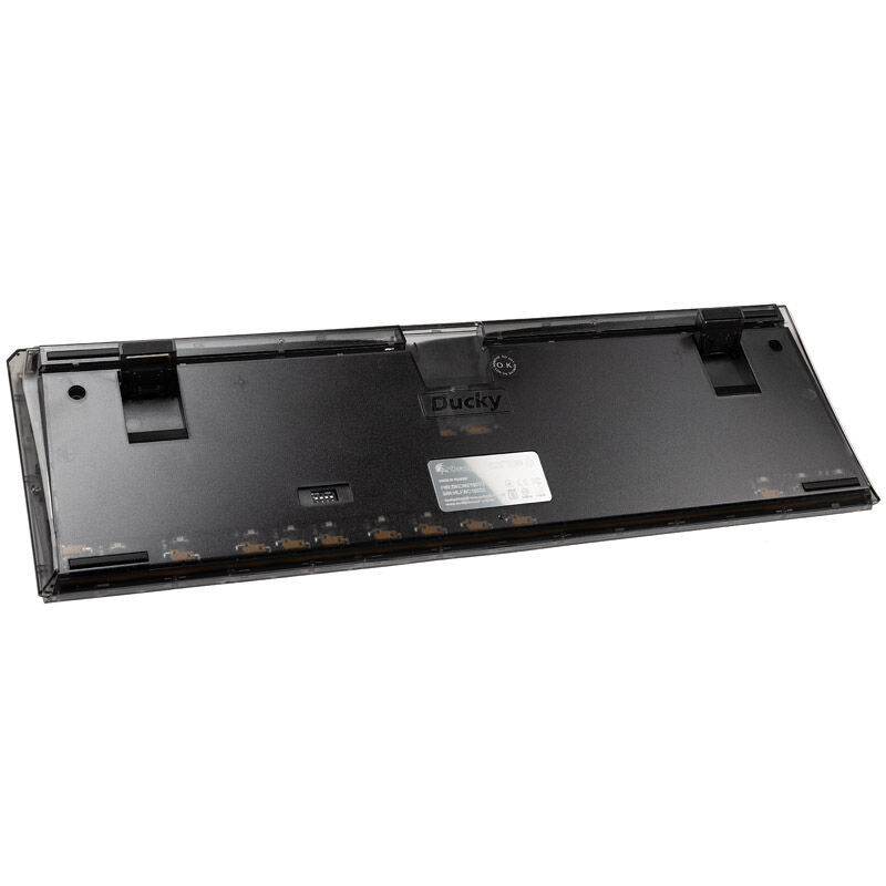 Ducky One 3 Aura Black gamingtastatur RGB mekanisk MX-Red montert på skrivebord