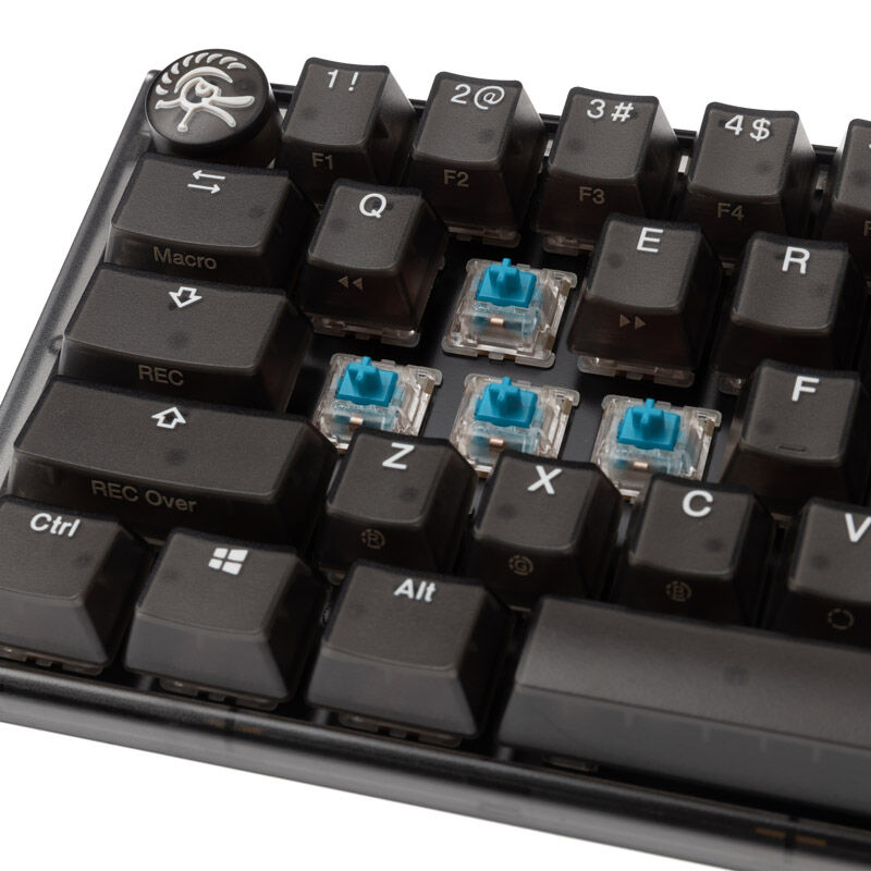 Montert Ducky One 3 Aura Black SF 65% gamingtastatur på skrivebord