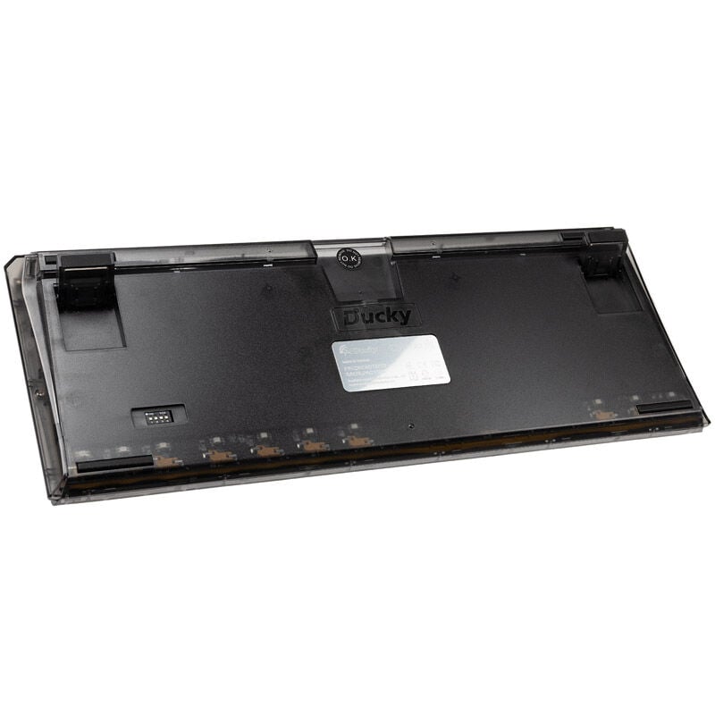 Montert Ducky One 3 Aura Black TKL gamingtastatur RGB på skrivebord