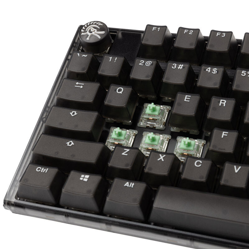 Ducky One 3 Aura Black TKL gamingtastatur RGB montert på skrivebord