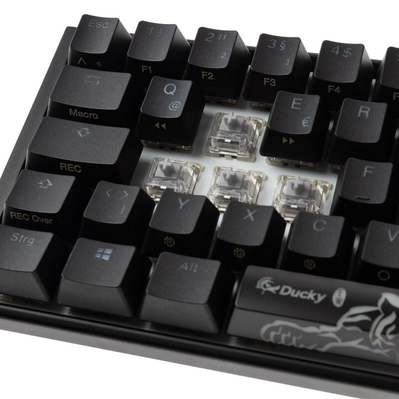 Nærbilde av tastene på Ducky One 3 Classic Black/White Mini 60% gamingtastatur