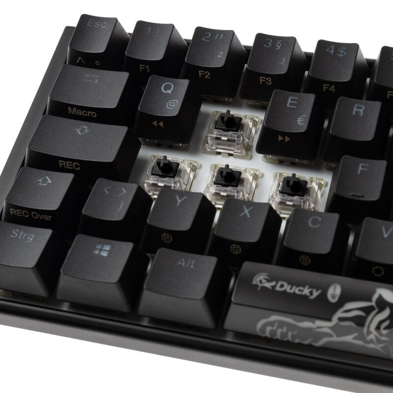 Ducky One 3 Classic Black/White Mini 60% gamingtastatur montert på skrivebord