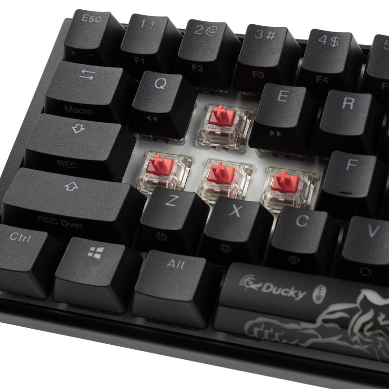 Montert Ducky One 3 Classic Black/White Mini på skrivebord