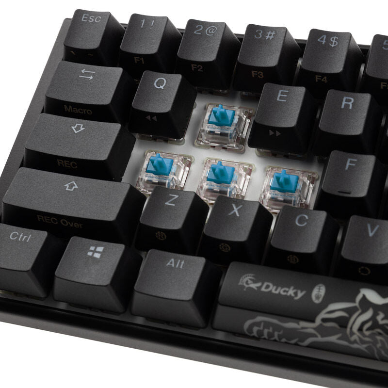 Montert Ducky One 3 Classic Black/White Mini gamingtastatur RGB MX-Blue på skrivebord