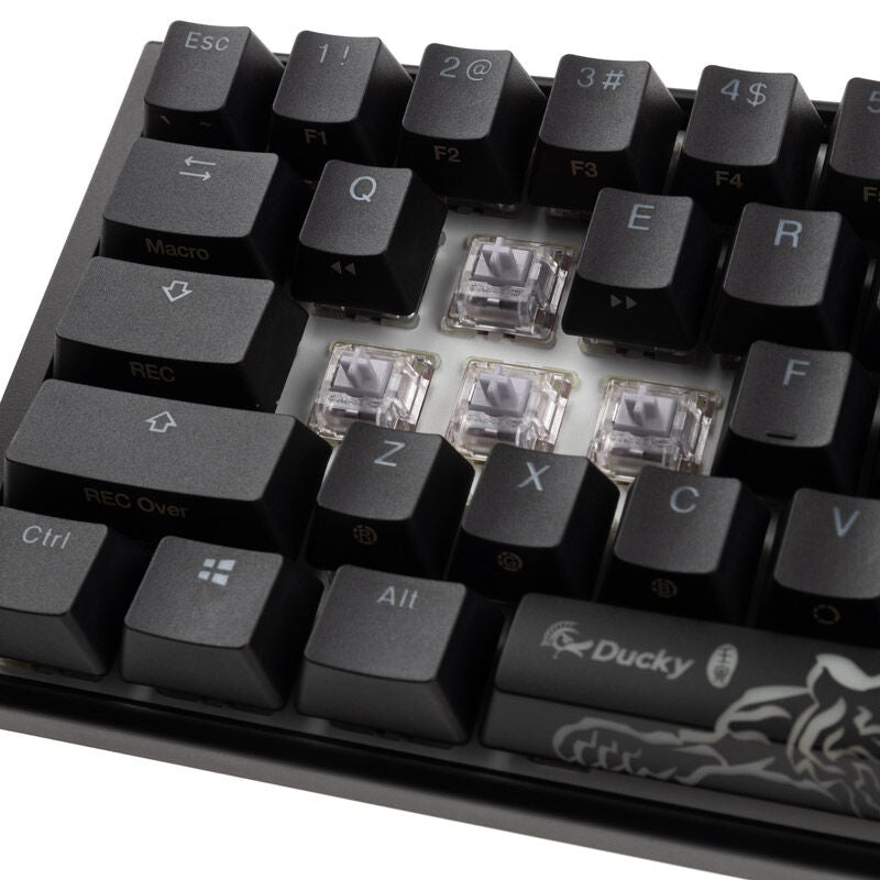Nærbilde av Cherry MX Speed Silver brytere i Ducky One 3 Classic Black/White SF 65%