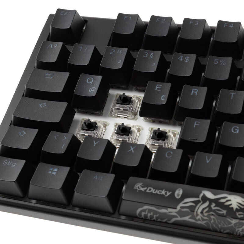 Nærbilde av Cherry MX Black switch i Ducky One 3 Classic Black/White TKL gamingtastatur RGB MX-Black
