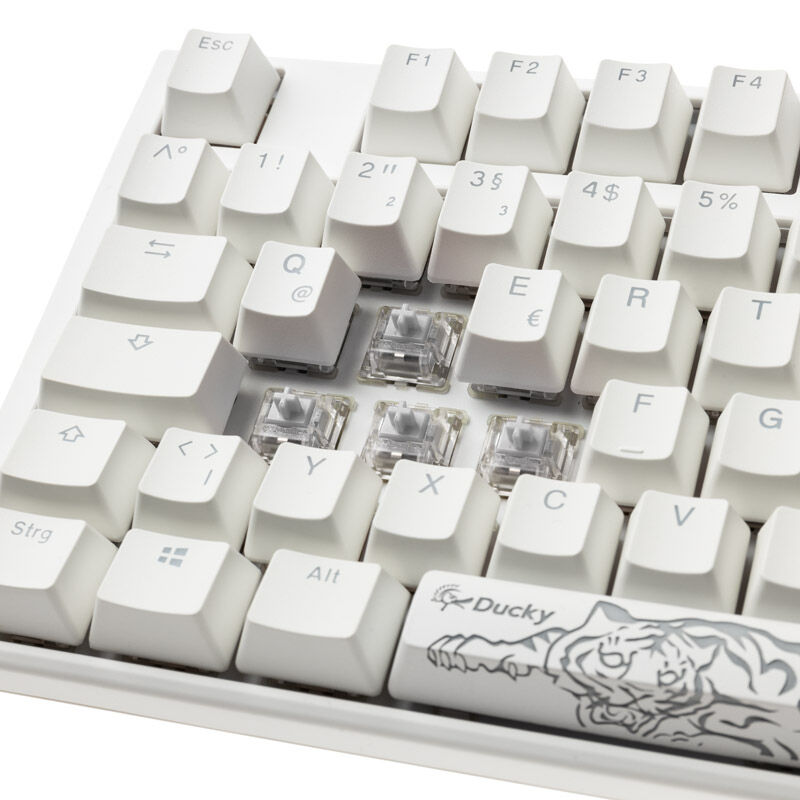 Ducky One 3 Classic Pure White med USB-C kabel tilkoblet
